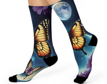 Calcetines con mariposa monarca de medianoche: calcetines surrealistas con luna y alas de mariposa monarca.