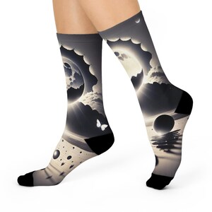 Calcetines altos hasta la rodilla con eclipse solar surrealista gótico