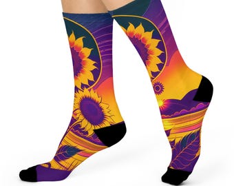 Calcetines Cosmic Sunflower Sunset Crew Socks - Arte de paisaje de montaña bohemio