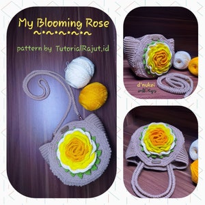 Pode incluir: Uma bolsa de m&atilde;o de croch&ecirc; com um grande desenho de rosa amarela. A bolsa tem uma al&ccedil;a longa e uma al&ccedil;a mais curta. A bolsa &eacute; feita com fio bege e a rosa &eacute; feita com fio amarelo, branco e verde. O texto "My Blooming Rose" e "pattern by TutorialRajut.id" &eacute; vis&iacute;vel na imagem.