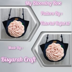 Pode incluir: Uma bolsa de ombro de croch&ecirc; com um grande desenho de rosa rosa. A bolsa &eacute; azul marinho com uma al&ccedil;a preta. O texto "My Blooming Rose" e "Tutorial Rajut.id" est&atilde;o no topo da imagem. O texto "Made By: Bisyarah Craft" est&aacute; na parte inferior da imagem.