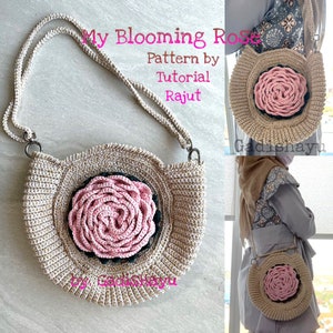 Pode incluir: Uma bolsa de m&atilde;o bege de croch&ecirc; com um design de rosa rosa. A bolsa tem uma al&ccedil;a longa e &eacute; feita com um fio texturizado. O texto "My Blooming Rose" e "Pattern by Tutorial Rajut" &eacute; vis&iacute;vel na imagem.