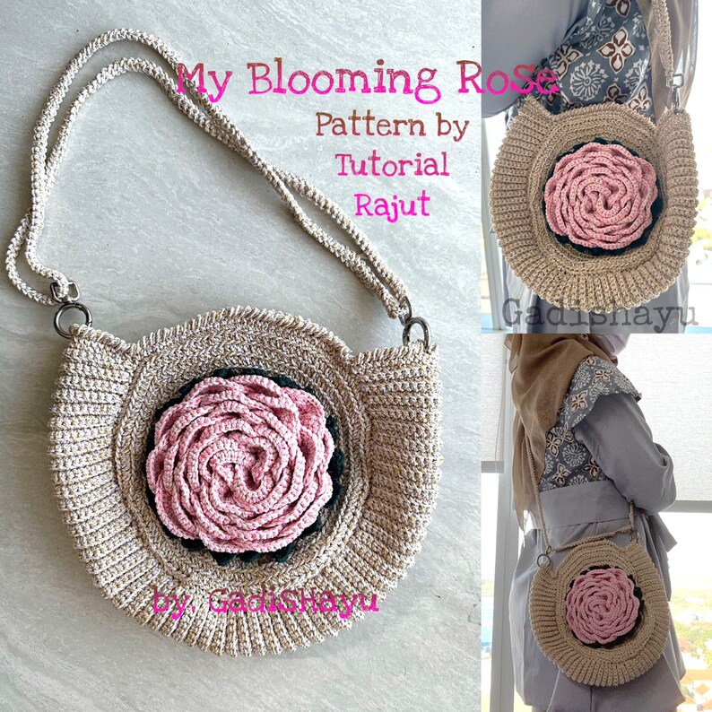 Pode incluir: Uma bolsa de m&atilde;o bege de croch&ecirc; com um design de rosa rosa. A bolsa tem uma al&ccedil;a longa e &eacute; feita com um fio texturizado. O texto "My Blooming Rose" e "Pattern by Tutorial Rajut" &eacute; vis&iacute;vel na imagem.