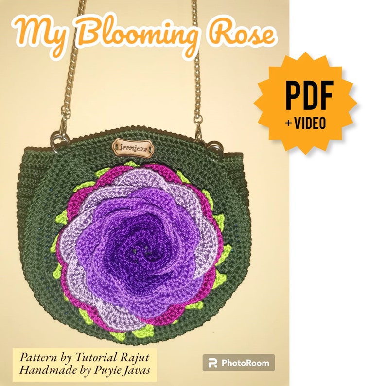 Pode incluir: Uma bolsa de m&atilde;o de croch&ecirc; verde com uma grande rosa roxa na frente. A bolsa tem uma al&ccedil;a de corrente dourada e uma etiqueta de couro marrom que diz "jrossjozs". A imagem inclui o texto "My Blooming Rose" e "PDF + VIDEO".