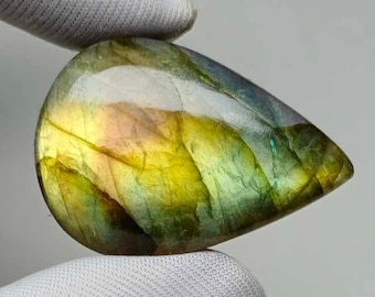 Pierre Labradorite Naturelle Sculptée Main - 57.50 Carats, Cabochon Poire, Qualité Exceptionnelle