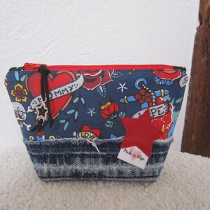 Petite trousse pour diverses utilisations , en jean recyclé et tissu en coton , fermeture zip .