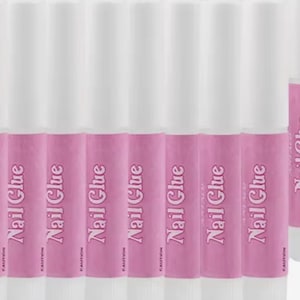 Op de afbeelding: Tien roze en witte buisjes met nagellijm, waarop "Nail Glue" staat.
