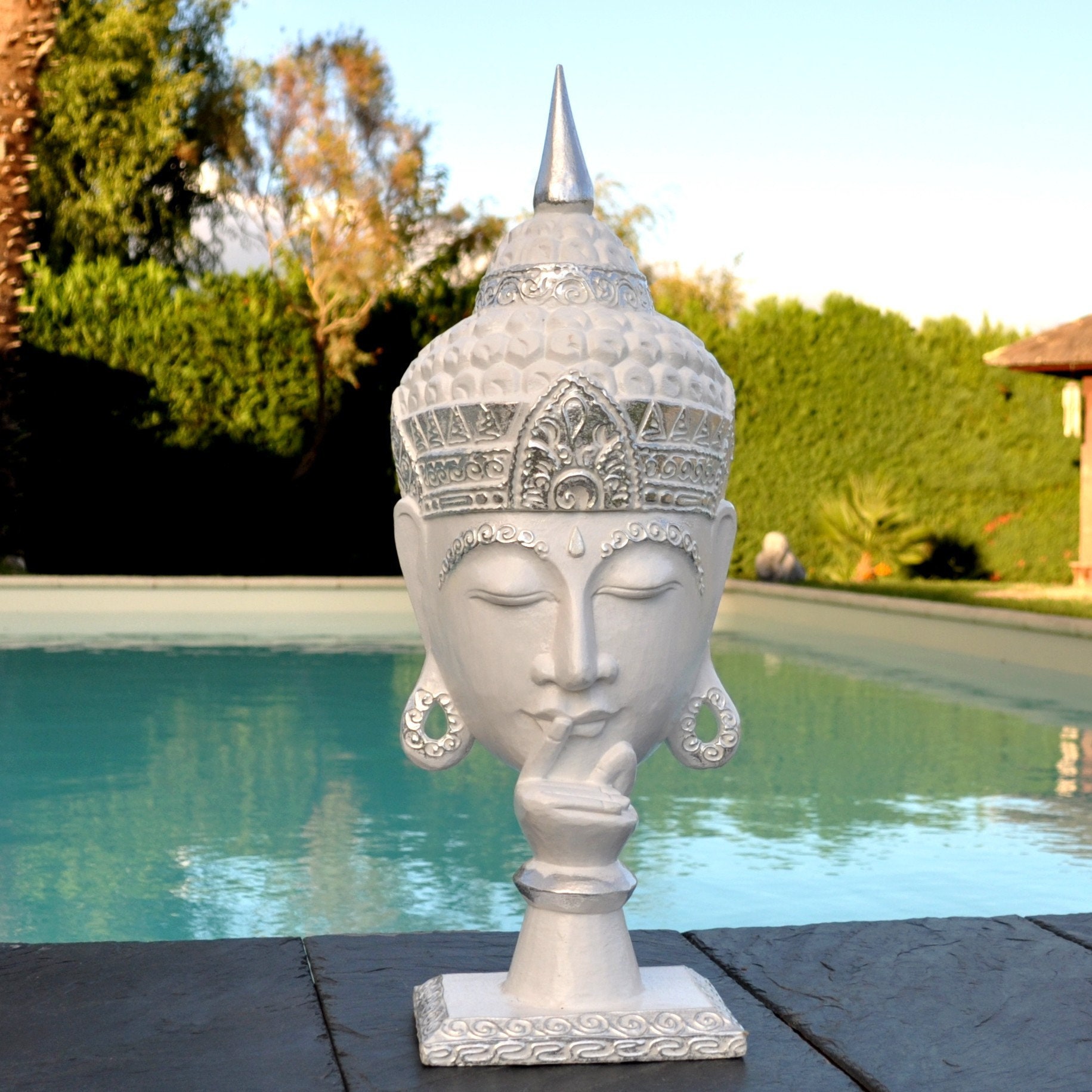 Superbe masque de Buddha en bois sculpté et recouvert de