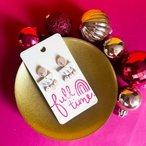 KLEI OORBELLEN, roze witte bungelen, leuke oorbellen, hypoallergeen, handgemaakt, heldere klei oorbellen, kerstcadeaus, funky sieraden, cadeaus voor haar afbeelding 4