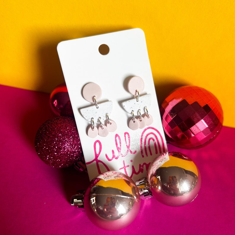 KLEI OORBELLEN, roze witte bungelen, leuke oorbellen, hypoallergeen, handgemaakt, heldere klei oorbellen, kerstcadeaus, funky sieraden, cadeaus voor haar afbeelding 5