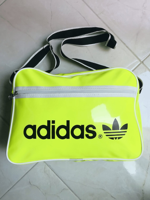 Raro Vintage Adidas 90s brillante lima verde y negro plastico Duffle bolso Gym Shoulder Strap Bolso bandolera unisex. Etsy Mexico