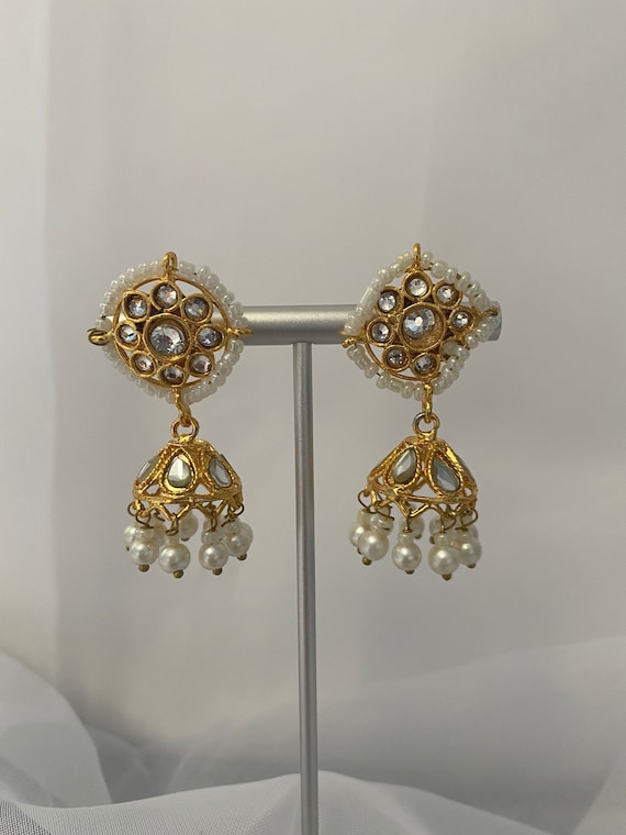 A pair of gold earrings. Southern India, circa 1850 - Asian art 2015/12/02  - Realized price: EUR 1,063 - Dorotheum