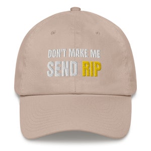 Puede incluir: Una gorra de b&eacute;isbol beige con el texto "Don't make me send rip" bordado en blanco y amarillo.