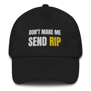 Puede incluir: Gorra de b&eacute;isbol negra con texto bordado en blanco que dice "Don't make me send RIP" con la palabra "RIP" en amarillo.