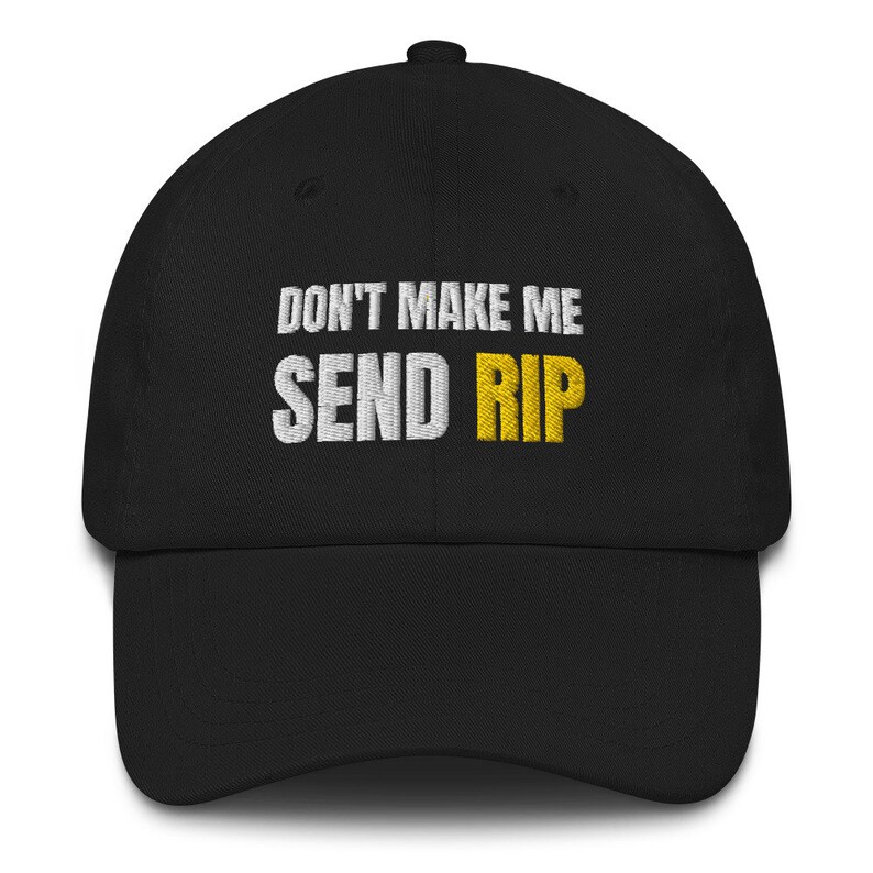 Puede incluir: Gorra de b&eacute;isbol negra con texto bordado en blanco que dice "Don't make me send RIP" con la palabra "RIP" en amarillo.