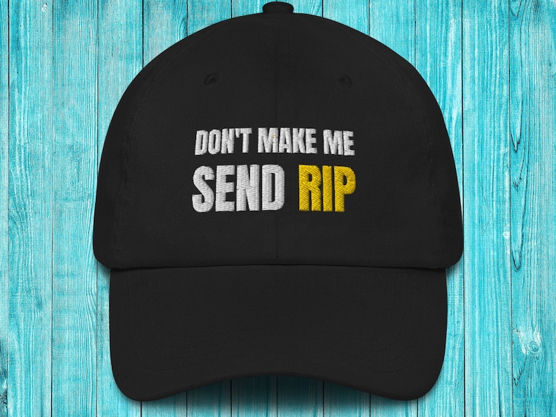 Puede incluir: Gorra de b&eacute;isbol negra con texto bordado en blanco que dice "Don't make me send RIP" con la palabra "RIP" en amarillo.