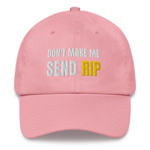 Puede incluir: Gorra de b&eacute;isbol rosa con texto bordado en blanco que dice "Don't make me send rip" con la palabra "rip" en amarillo.