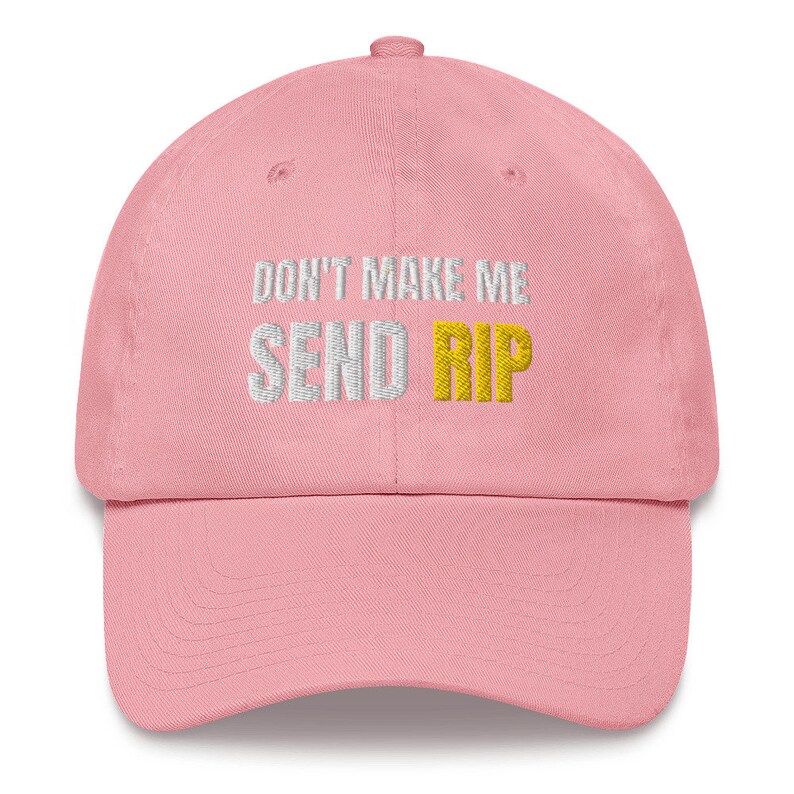 Puede incluir: Gorra de b&eacute;isbol rosa con texto bordado en blanco que dice "Don't make me send rip" con la palabra "rip" en amarillo.