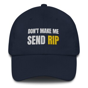 Puede incluir: Una gorra de b&eacute;isbol azul marino con bordado blanco que dice "Don't make me send rip" con la palabra "rip" en amarillo.