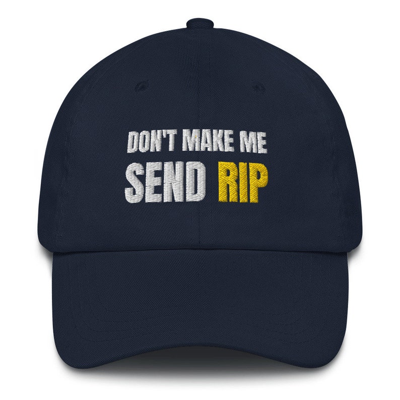 Puede incluir: Una gorra de b&eacute;isbol azul marino con bordado blanco que dice "Don't make me send rip" con la palabra "rip" en amarillo.