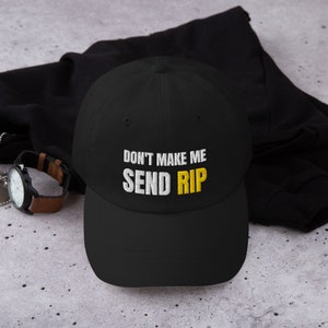 Puede incluir: Gorra de b&eacute;isbol negra con texto bordado en blanco que dice "Don't make me send RIP" en amarillo.