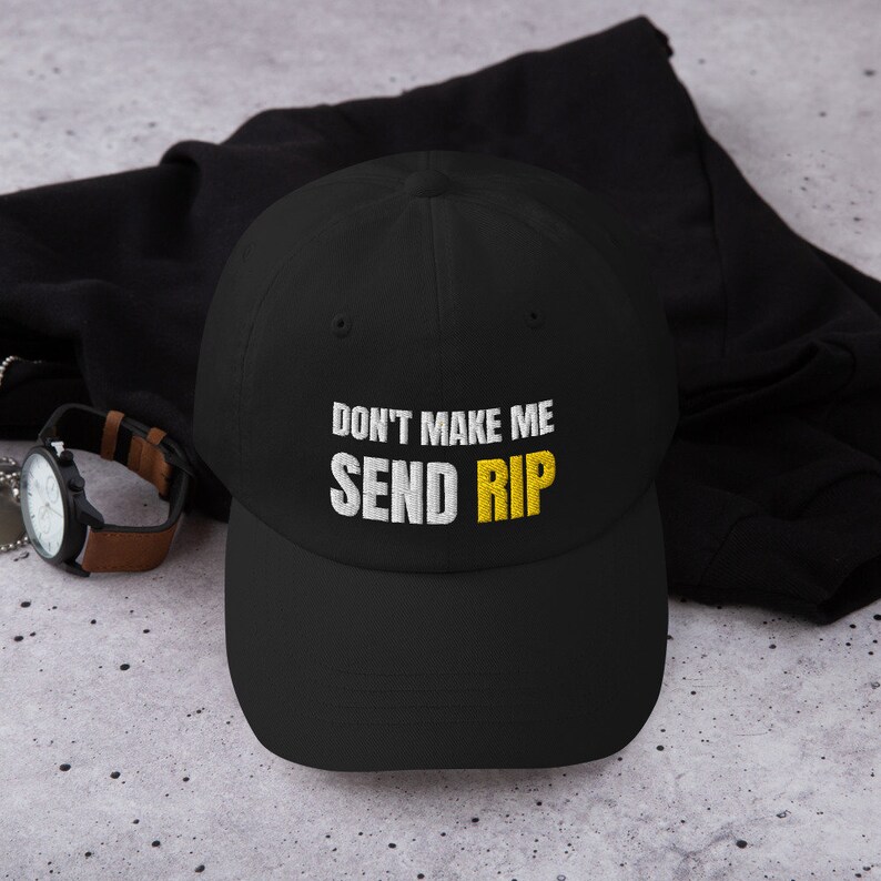 Puede incluir: Gorra de b&eacute;isbol negra con texto bordado en blanco que dice "Don't make me send RIP" en amarillo.