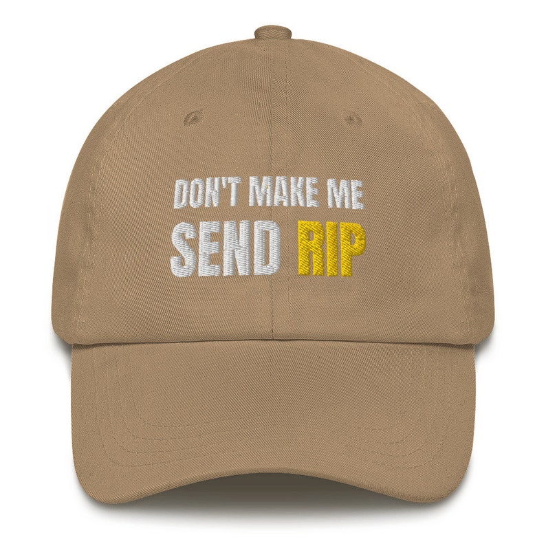 Puede incluir: Una gorra de b&eacute;isbol de color marr&oacute;n claro con bordado blanco que dice "Don't make me send rip" con la palabra "rip" en amarillo.