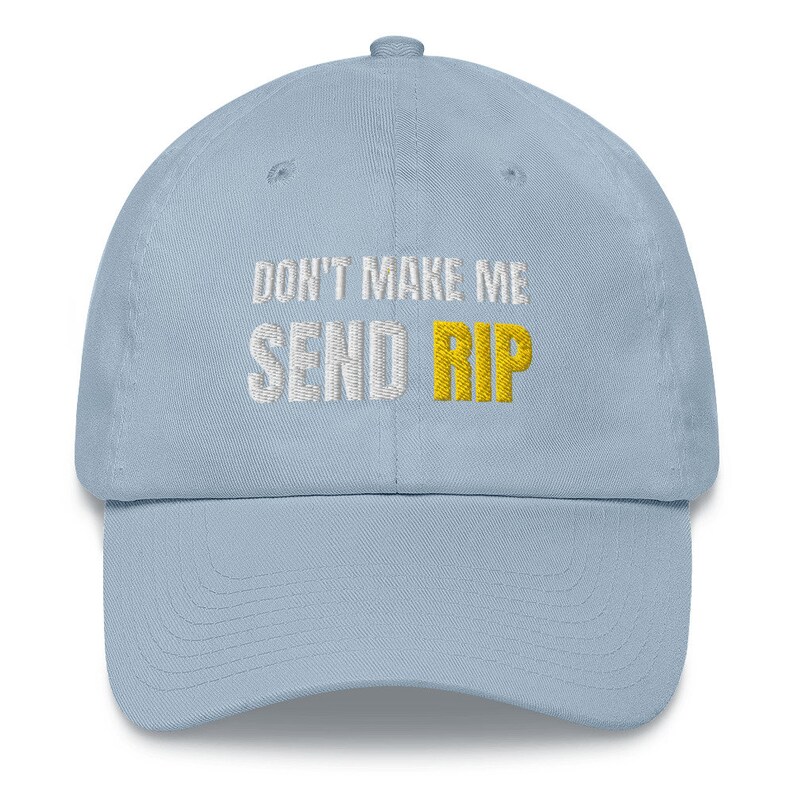 Puede incluir: Una gorra de b&eacute;isbol azul claro con bordado blanco que dice "Don't make me send rip" con la palabra "rip" en amarillo.