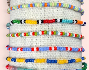Bunte 2 mm Glas Seed Bead Armbänder, Stackable Stretch Armband Set