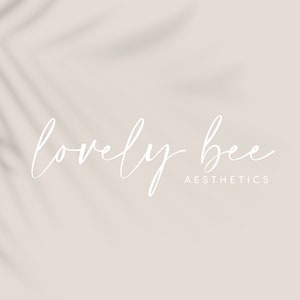 Può includere: Testo bianco su uno sfondo beige chiaro con l'ombra di una foglia di palma. Il testo dice "lovely bee aesthetics".