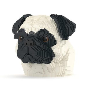 Könnte beinhalten: Eine 3D-gerenderte Skulptur eines Mops-Hundekopfes. Das Gesicht des Hundes ist schwarz und weiß, mit braunen Augen. Die Skulptur besteht aus kleinen, quadratischen Blöcken, was ihr ein pixeliges Aussehen verleiht. Die Ohren und die Schnauze des Mops sind schwarz, während der Rest des Kopfes weiß ist.