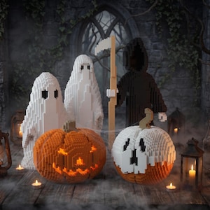 Pode incluir: Uma coleção de figuras construídas com blocos, incluindo dois fantasmas brancos, uma figura de manto preto segurando uma foice bege, uma abóbora laranja com rosto iluminado e uma abóbora branca com design de rosto fantasmagórico feito de blocos.