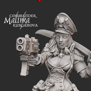 Pode incluir: Uma figura miniatura de plástico cinza de uma mulher soldado vestindo um uniforme militar e um chapéu adornado com uma caveira. Ela está segurando uma arma na mão direita e uma espada na esquerda. A figura é rotulada como "Comandante Malinka Kurgapova".