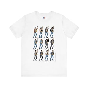 Op de afbeelding: Wit T-shirt met een afbeelding van een muzikant die gitaar speelt in 12 verschillende poses. De tekst "The Evolution of the Bass" is onder de afbeelding gedrukt.