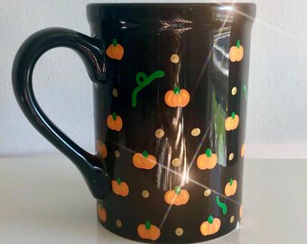 Taza de Halloween pintada a mano: Taza negra con calabazas pequeñas / Envío hoy