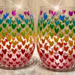 Copa de vino con forma de corazón pintada a mano: Personaliza tus colores / Decoración PRIDE