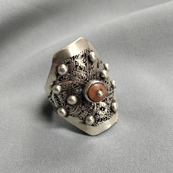 Morocco - ancient Berber ring in sterling silver inlaid with real coral stone / Berber rings / Tuareg / tribal.