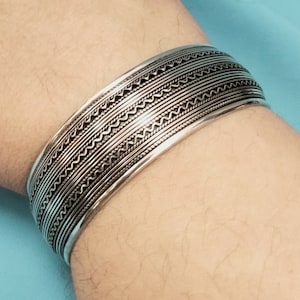 An elegant Berber bracelet in solid silver. Berber bracelet. Berber jewelry. Tuareg jewelry. Ethnic bracelet. Tribal. Women's bracelet.