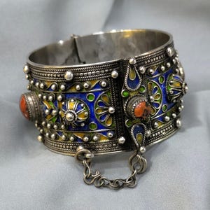 Kabyliska - Antikt kabyliskt armband från Algeriet, Storkabylien. 900 silver och äkta korall / kabyliska smycken / berberarmband / tribal.