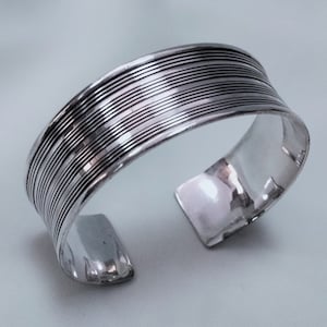 An elegant Berber bracelet in solid silver. Berber bracelet. Berber jewelry. Tuareg jewelry. Ethnic bracelet. Tribal. Women's bracelet.