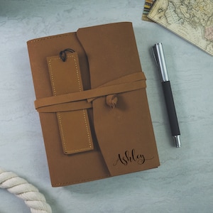 Personalisiertes Lederbuch mit Stift: Nachfüllbares Travelers Notebook