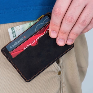Schlanke Ledergeldbörse: Personalisierter Kartenhalter, Geschenk für den Bräutigam