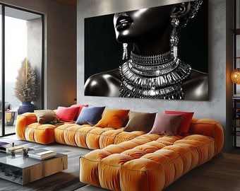 Peut inclure: Une grande toile en noir et blanc représentant le profil d'une femme ornée de bijoux argentés élaborés est accrochée au-dessus d'un canapé orange touffeté avec des coussins colorés. La pièce a un design moderne avec une grande fenêtre.