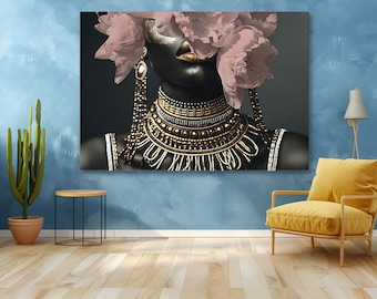 Peut inclure: Portrait d'une femme noire et dorée avec des fleurs roses recouvrant son visage. Elle porte un grand collier en or orné de perles noires.