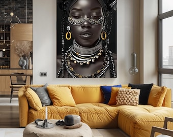 Op de afbeelding: Een zwart-wit portret van een vrouw met een kralenhoofddoek en een verscheidenheid aan gouden en zilveren sieraden. De vrouw heeft een donkere huid en draagt ​​een zwart masker met gouden accenten.