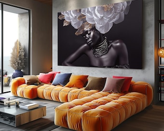 Peut inclure: Un salon moderne avec une grande toile représentant une femme portant une couronne de fleurs. La femme a la peau foncée et porte un collier de perles. La toile est accrochée à un mur gris au-dessus d'un grand canapé d'angle orange avec de nombreux coussins.