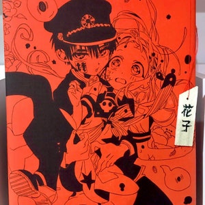 Può includere: Arte su tela arancione con un'illustrazione nera di due personaggi anime che si abbracciano. Il personaggio maschile indossa un'uniforme e un cappello neri. Il personaggio femminile ha i capelli lunghi. Un'etichetta con testo giapponese è appesa di lato.