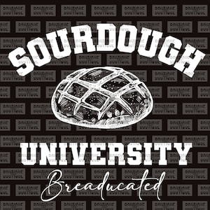 Può includere: Un'illustrazione in bianco e nero di una pagnotta di pane a lievitazione naturale con il testo "Sourdough University Breaducated" in bianco.