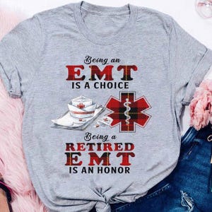 Magliette EMT, felpa con cappuccio EMT, regalo EMT, girocollo da tecnico di emergenza medica: essere un EMT è una scelta, essere un EMT in pensione è un onore.