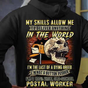 Moletom com capuz de funcionário dos correios, camiseta de funcionário dos correios - Minhas habilidades me permitem descobrir qualquer coisa no mundo, sou um funcionário dos correios 100% autêntico e da velha guarda.